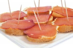 små stykker brød med pålæg