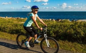 kvinde der cykler udenfor