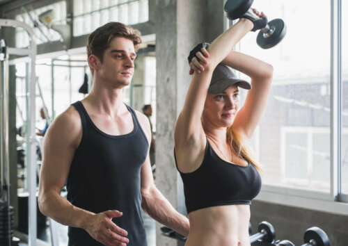 kvinde der får hjælp til træning