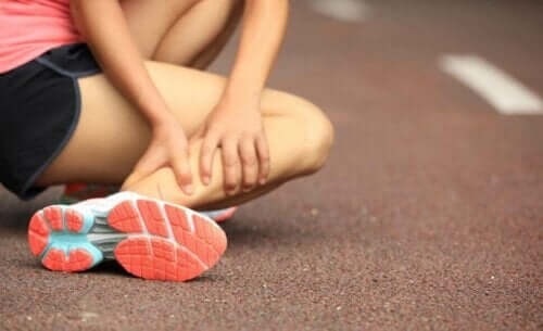 kvinde der har skadet sit ben