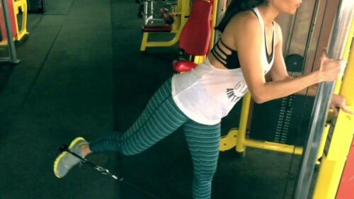 kvinde der laver donkey kicks i kabel