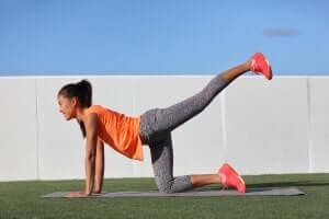 kvinde der laver donkey kicks