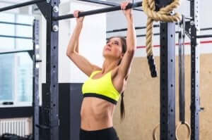 kvinde der laver pull-ups