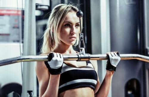 kvinde der træner fokuseret