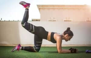 kvinde der træner udenfor