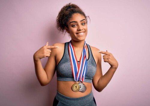 kvinde med medaljer om halsen