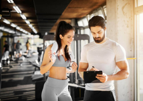 kvinde med personlig træner