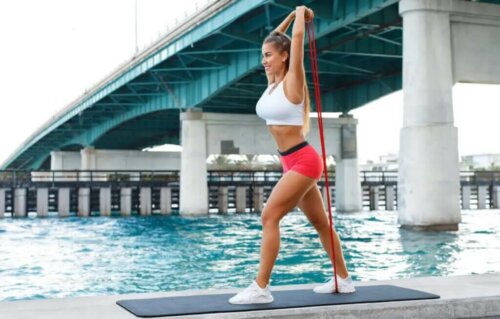 3 øvelser med modstandsbånd til at træne dine triceps