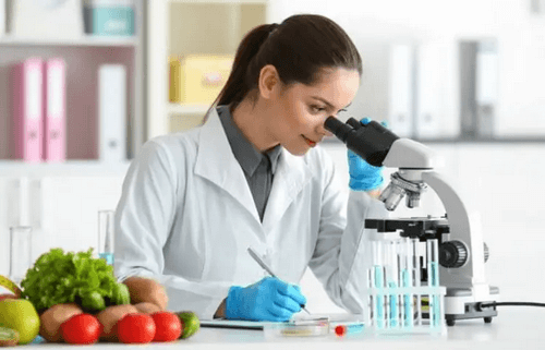 Forsker laver undersøgelser