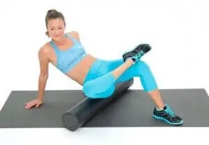 kvinde der bruger en foam roller efter træning