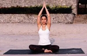 kvinde der dyrker yoga udenfor