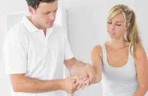 kvinde der får undersøgt sin hånd