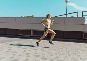 kvinde der løber udenfor