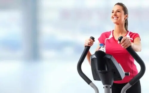 kvinde der laver konditionstræning