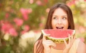 kvinde der spiser vandmelon