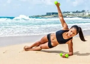 kvinde der træner på stranden