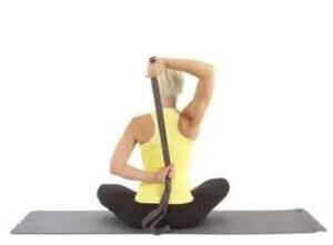 udstrækning af ryg er en af de mange strækøvelser med en rem