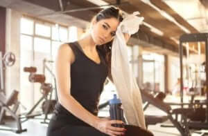 kvinde tager en pause fra træningen