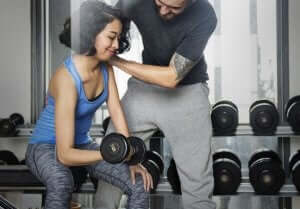 kvinde får hjælp med at træne