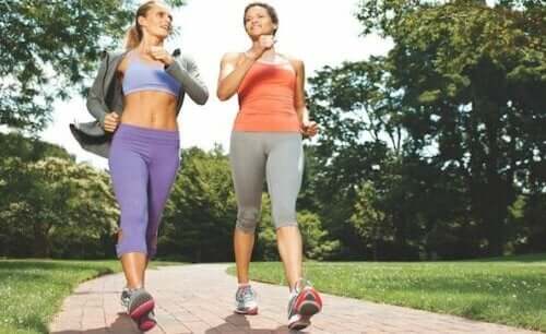 kvinder der laver øvelser udenfor mod knæsmerter