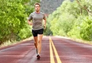 mand der løber for at øge efterforbrændingseffekten