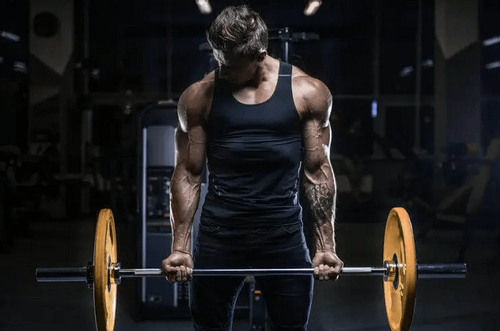 Mand løfter vægtstang