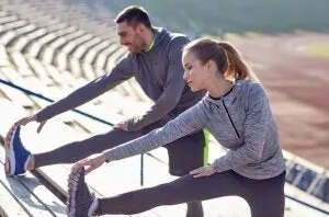 par der laver udstrækningsøvelser for fodboldspillere