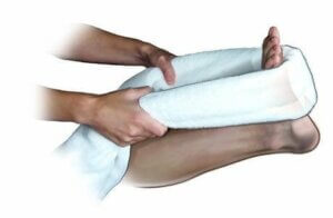 udstrækning af læggen med et håndklæde