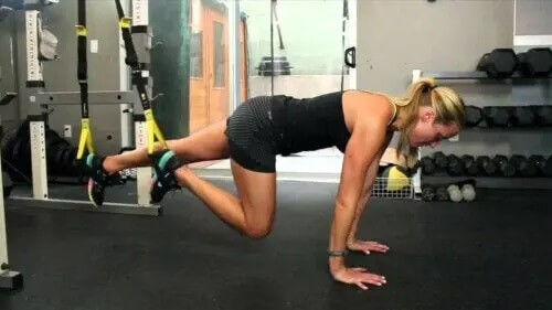 suspensionsbaseret mavetræning med TRX i fitness