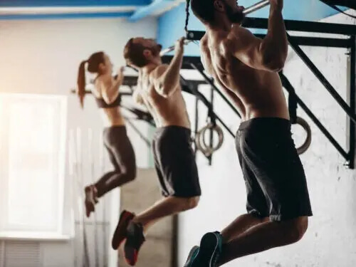 Tre persiner træner i pullup-bars