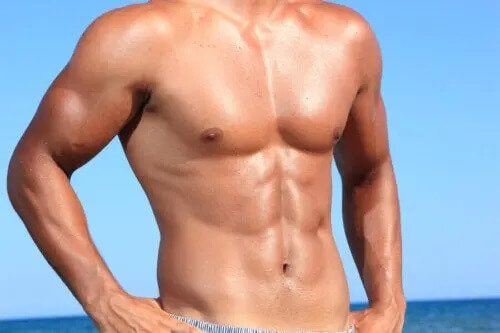 veltrænet mand i bar overkrop