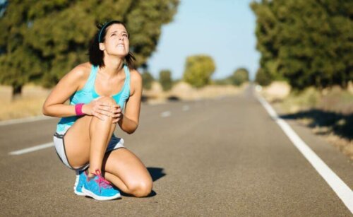 kvinde der har fået ligamentskade i knæet