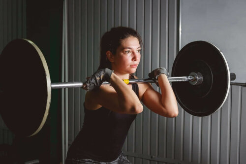 kvinde der laver barbell clean
