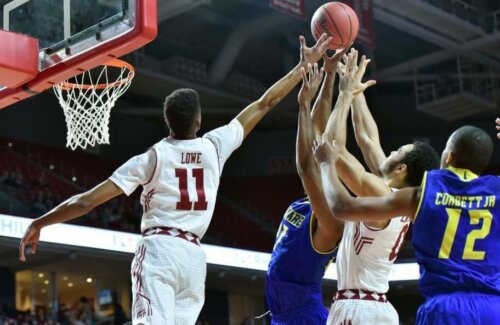 mænd der spiller basketball